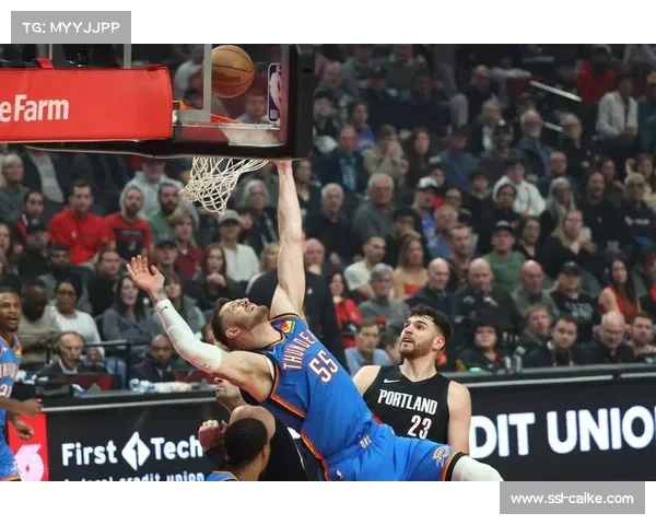 亚历山大底线劈扣引爆主场，雷霆半场领先8分